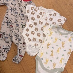 Lot of 3 Adorable Animal Print Onesies One Pieces Bears Giraffes 0-3months GUC